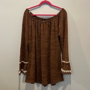 Tunic with lace sleeves